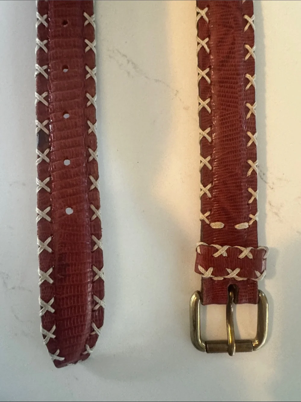 Leather belt in cognac with X stitching and brass hardware